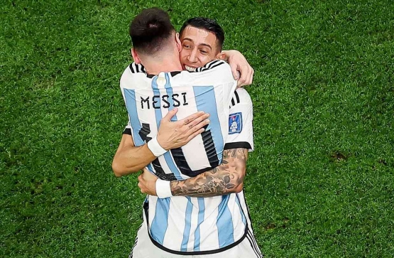 Messi memeluk Di Maria/sumber: copaamerica.com